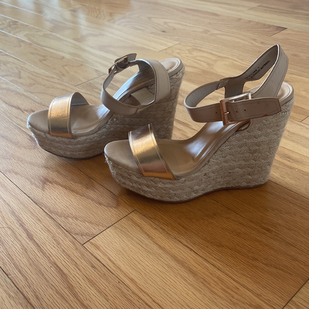NWOT Bamboo Bronze Metallic Women’s Ankle Strap Wedges. Size 7.